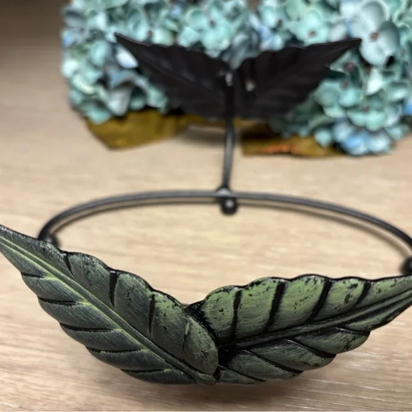 A Longaberger 2010 Oval Sage Green Color, with Teal color silk Hydranges. - Picture 14 of 16